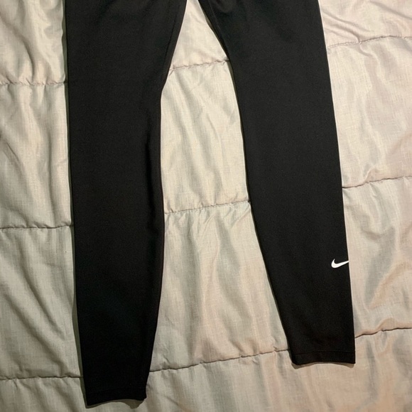 Black Nike performance leggings - Picture 3 of 3